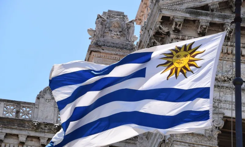Η σημαία της Ουρουγουάης που μοιάζει τόσο πολύ με την Ελληνική. Ποια βγήκε πρώτη και γιατί μοιάζουν τόσο;