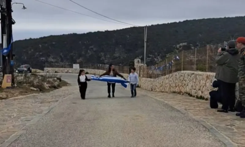 Δύο παιδάκια με τη δασκάλα τους έκαναν παρέλαση στη Γαύδο