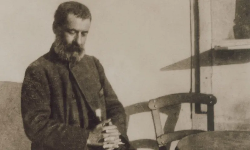 Πριν γίνει ο σημαντικότερος Έλληνας πεζογράφος, αντέγραφε ψαλμούς και ευχές με το χέρι για να βοηθήσει τον ιερέα πατέρα του