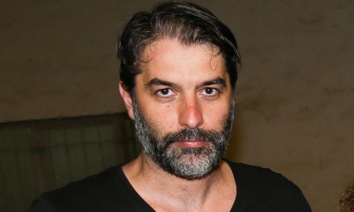 Ο Βασίλης Μπισμπίκης ετοιμάζεται για το νέο θεατρικό εγχείρημα του στο κέντρο της Αθήνας έναν πολυχώρο τέχνης και πολιτισμού.