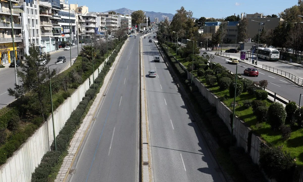 Η Λεωφόρος Μεσογείων όταν ήταν χωματόδρομος και κυκλοφορούσαν άλογα μπροστά από τη Σχολή Χωροφυλακής το 1915