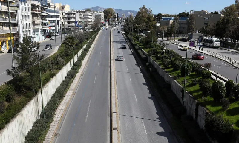 Η Λεωφόρος Μεσογείων όταν ήταν χωματόδρομος και κυκλοφορούσαν άλογα μπροστά από τη Σχολή Χωροφυλακής το 1915