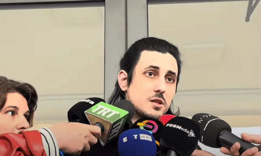 Τέμπη: Σαν «αγγαρεία» αντιμετώπιζε τις καταθέσεις επιζώντων ο Σ.Μπακαΐμης - Αγανάκτηση από επιβάτες που θέλουν να «φωτίσουν» την υπόθεση.