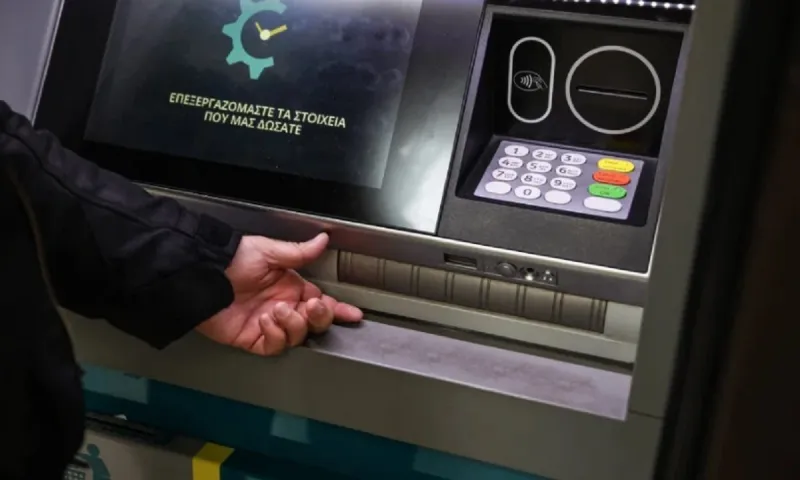 Το δράμα των πολιτών με τα επιδόματα και τις προπληρωμένες κάρτες επιδομάτων