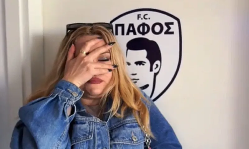 Η Άρια είναι η μοναδική γυναίκα στην ομάδα ποδοσφαίρου της Πάφου και περνάει... δύσκολα