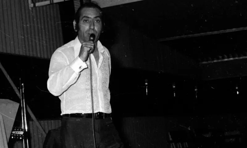 Τραγουδούσε χωρίς να πληρώνεται, δούλευε ράφτης και μικροπωλητής. Μετά τον έμαθε όλη η Ελλάδα