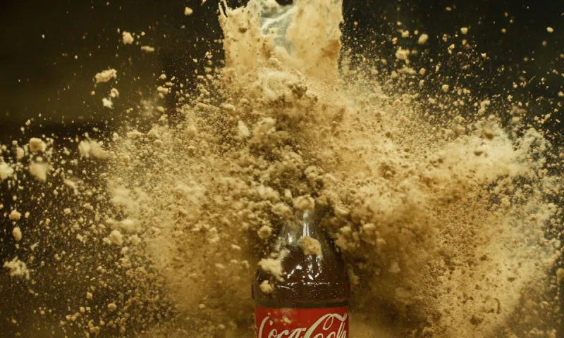 Αν πιω Coca Cola και φάω Mentos, θα γίνει στο στομάχι μου το ίδιο που γίνεται όταν ρίξεις Mentos σε μπουκάλι Coca Cola;
