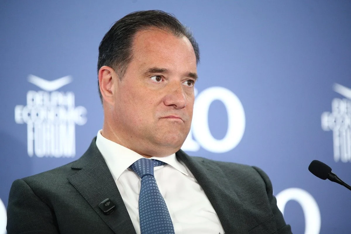Ο Άδωνις Γεωργιάδης προσπαθεί να αποκρούσει την «απομόνωση» που του έχει επιβάλλει το Μαξίμου, αποθεώνοντας τον εαυτό του για επιτυχίες που βλέπει μόνο ο ίδιος.