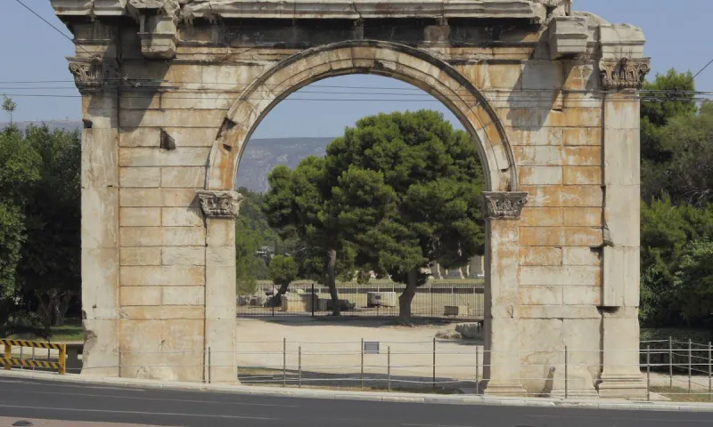 Η Πύλη του Αδριανού έχει δύο επιγραφές, μία από κάθε πλευρά, και όταν τις διαβάζεις μαζί, λένε κάτι τρομερό