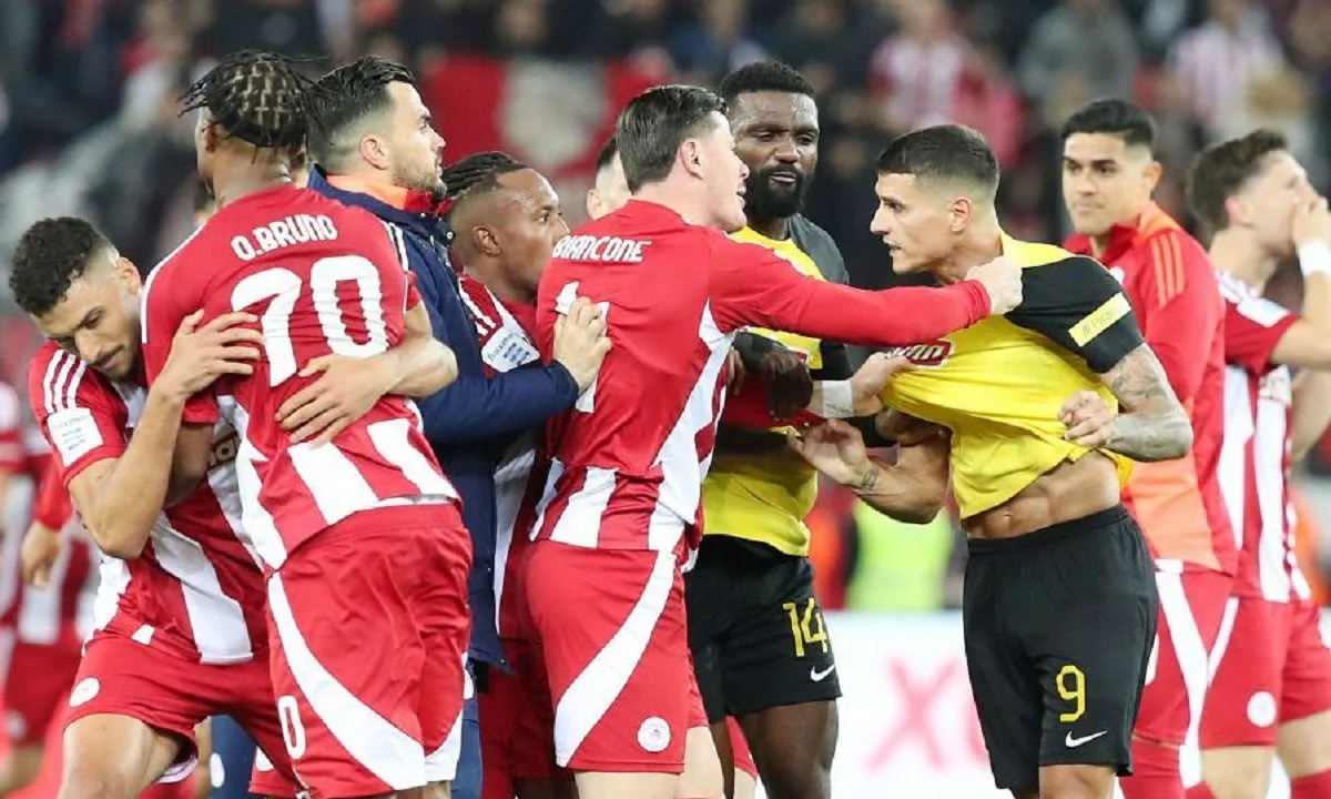 Σύμφωνα με την ΠΑΕ ΑΕΚ, Έλληνας ποδοσφαιριστής του Ολυμπιακού μιλώντας στον 4ο διαιτητή, έβρισε τον Λαμέλα.  Δεν προκύπτει όμως από το ρεπορτάζ.