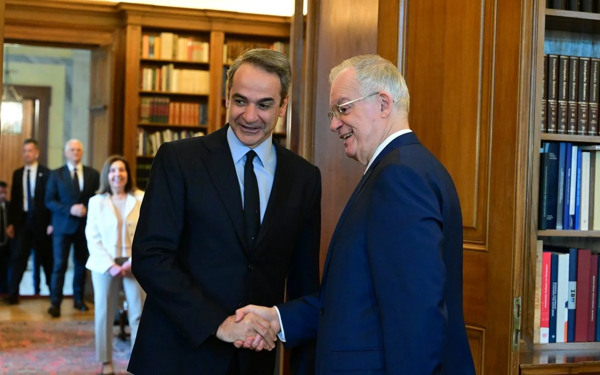 Στον κόσμο τους οι 2 πολιτικοί - Σε κομματική κουβεντούλα για... συγχαρίκια κατάντησε η θεσμική συνάντηση πρωθυπουργού και ΠτΔ.
