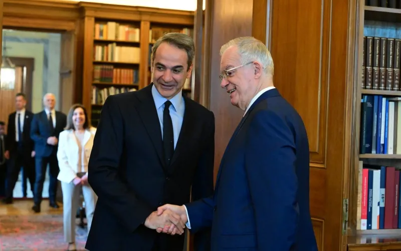 Μεγαλείο δημοκρατίας: Ο Μητσοτάκης πήγε στον Τασούλα για να συγχαρεί τον… εαυτό του