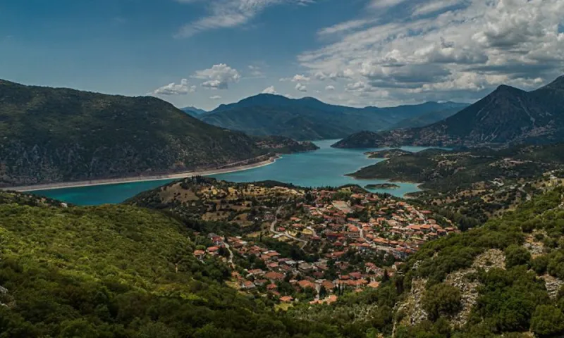 Το πανέμορφο χωριό 3 ώρες από την Αθήνα, με βουνά και λίμνη, που θυμίζει Ελβετία