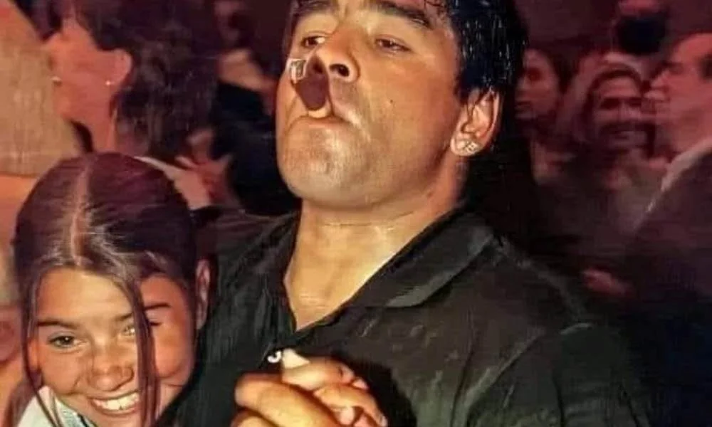 Μια μικρή, λερωμένη κοπέλα. Μια αίθουσα γεμάτη πολιτικούς και καλλιτέχνες. Και ο Ντιέγκο Αρμάντο Μαραντόνα που τους έκανε όλους να σωπάσουν.