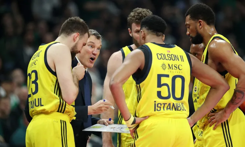 Ένα βήμα από το Final 4 η Φενερμπαχτσέ, έκανε το 2-0 με την Παρί