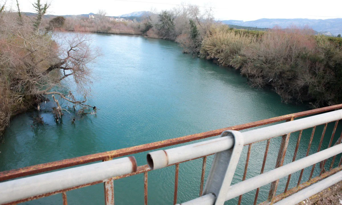 Σε εφαρμογή σχέδιο έκτακτης ανάγκης για την Αττική με μεταφορά νερού από τον Αχελώο, καθώς τα αποθέματα μειώθηκαν δραματικά.