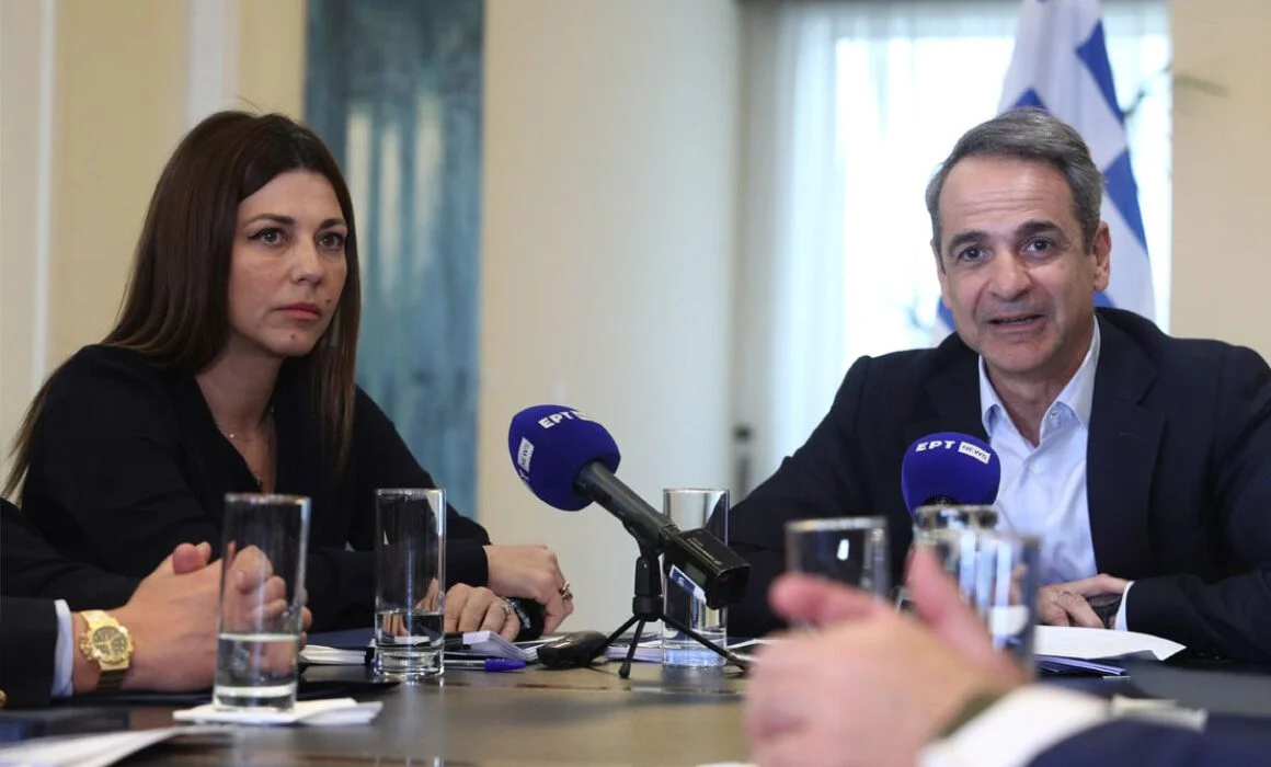 Αδιαφορώντας για το χάλι της Παιδείας, ο Μητσοτάκης κηρύσσει «πόλεμο» στους εκπαιδευτικούς που αντιδρούν στην εμπορευματοποίηση των σχολείων.