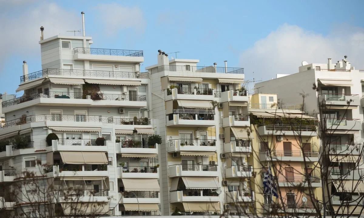 Η στεγαστική κρίση στην Ελλάδα επιδεινώνεται, με το κόστος απόκτησης στέγης να ξεφεύγει και τη μέση ιδιοκατοίκηση να υποχωρεί.