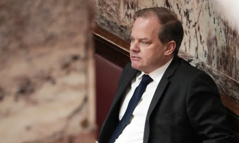 Τέμπη: Στη Βουλή η δικογραφία που «καίει» Καραμανλή – Η κυβέρνηση προωθεί «μοντέλο Τριαντόπουλου», αλλά ο πρώην υπουργός κάθεται σε αναμμένα κάρβουνα