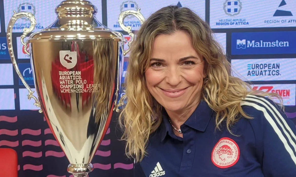 Το Final 4 του ευρωπαϊκού στο πόλο για τις γυναίκες γίνεται στη χώρα μας. Με φόντο την κούπα, η αγαπημένη Μαρίνα του Ολυμπιακού ευχήθηκε