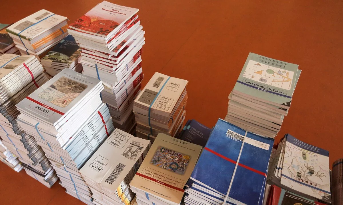 Ακόμη και κατά και 30% μείωση της ύλης όσων διδάσκονται τα παιδιά σε Δημοτικά και Γυμνάσια. Αναλυτικά το σχέδιο του υπουργείου Παιδείας.