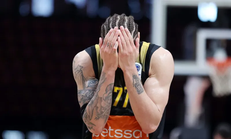 Πρώτο φαβορί για τη Euroleague ο Ολυμπιακός αλλά με την ψυχή στο στόμα κέρδισε την ΑΕΚ 87-85 - Σοκαριστικό το 19-27 στο τέταρτο 10λεπτό