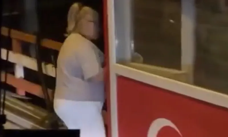 Ελληνίδα έδωσε δώρα στους Έλληνες και τους Τούρκους στρατιώτες στον Έβρο και έγινε θέμα στην Τουρκία