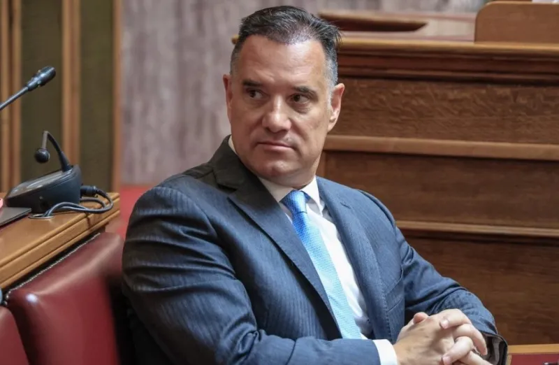 Άδωνις Γεωργιάδης: Έδειξε μήνυμα από «Άγγλο ασθενή» που αποθεώνει το ΕΣΥ αλλά δεν ξέρει αγγλικά