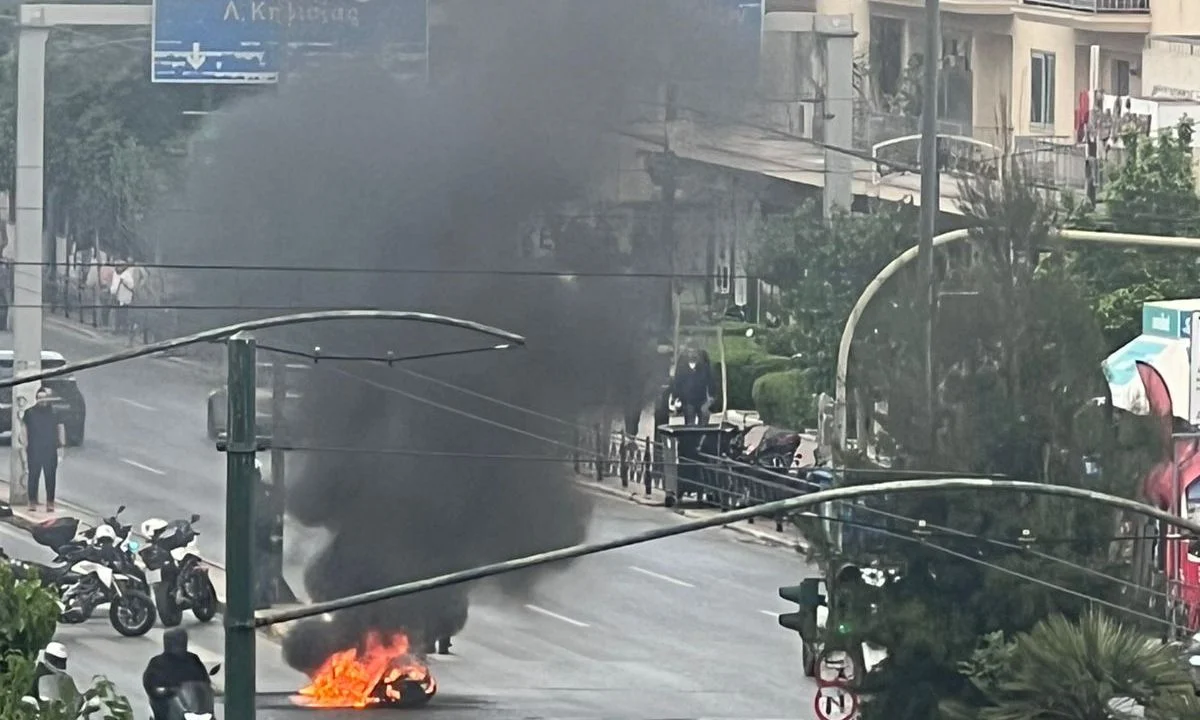 Πανικός από φωτιά επικράτησε έξω από το μετρό Πανόρμου όταν μηχανή τυλίχθηκε στις φλόγες εν κινήσει. Ο οδηγός υπέστη ελαφρύ τραυματισμό