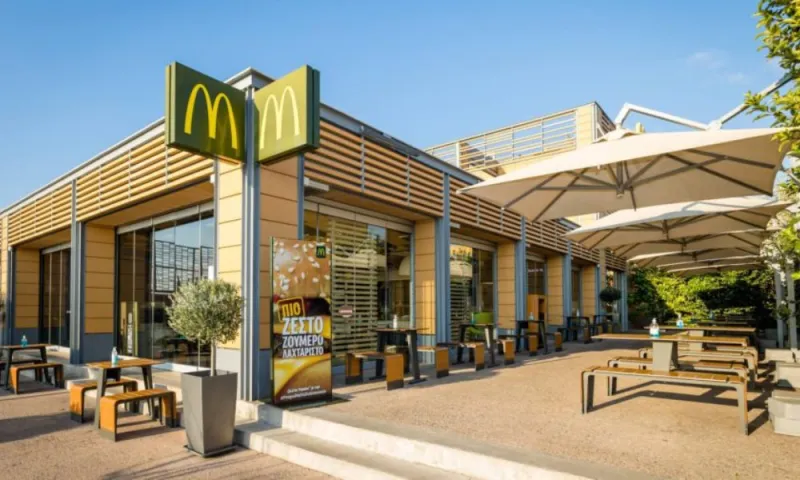 Φωτιά σε κατάστημα McDonald’s στα Σπάτα – Πιθανός εγκλωβισμένος, απομακρύνονται άτομα (update)