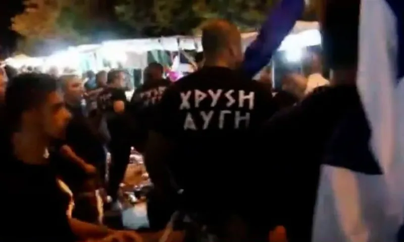 Ένταση στη Νέα Σμύρνη: Μαυροφορεμένοι φώναζαν συνθήματα της Χρυσής Αυγής