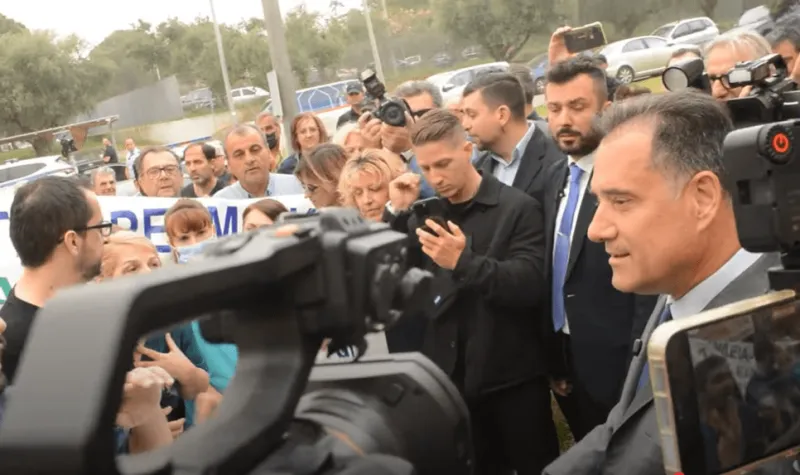 Ασχολείται με… βραχιολάκια ενώ δεν μπορεί να σταθεί πουθενά ο Γεωργιάδης: «Είσαι έμπορος υγείας και ανεπιθύμητος» του φώναζαν στο νοσοκομείο Καλαμάτας
