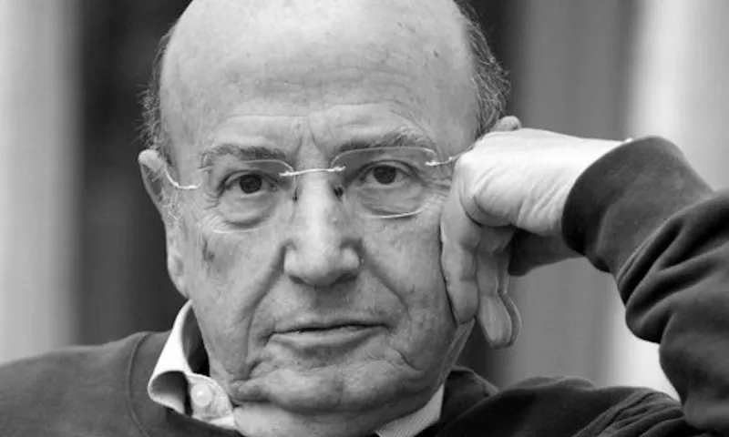 Πέθανε την ώρα που γύριζε την ταινία του. Ο Αγγελόπουλος έφυγε χτυπημένος από τη ζωή, όπως ακριβώς τη σκηνοθετούσε.