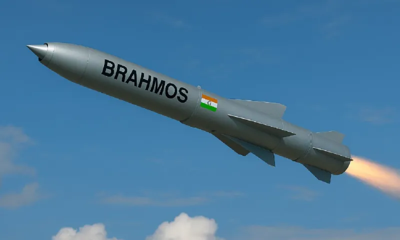 BrahMos: Το ινδικό υπερόπλο που δοκιμάστηκε στο πεδίο και διεκδικεί την κορυφή στην αγορά των πυραύλων cruise