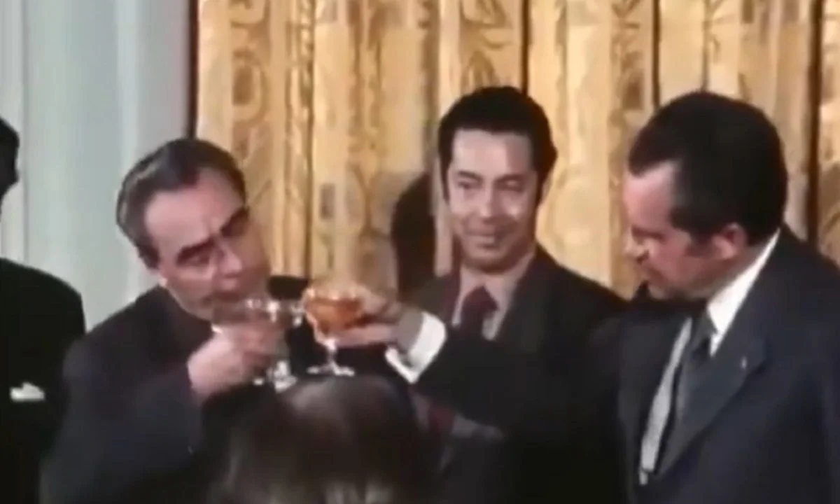 Όταν ο Μπρέζνιεφ περίμενε να πιει ο Νίξον πρώτος την σαμπάνια μετά την πρόποση γιατί φοβόταν μην έχει δηλητήριο