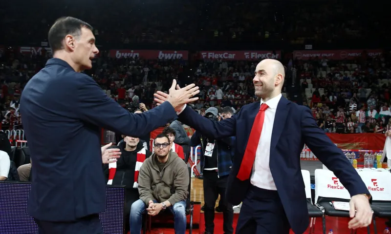 Οι οπαδοί του Ολυμπιακού περιμένουν... Σπανούλη στον πάγκο