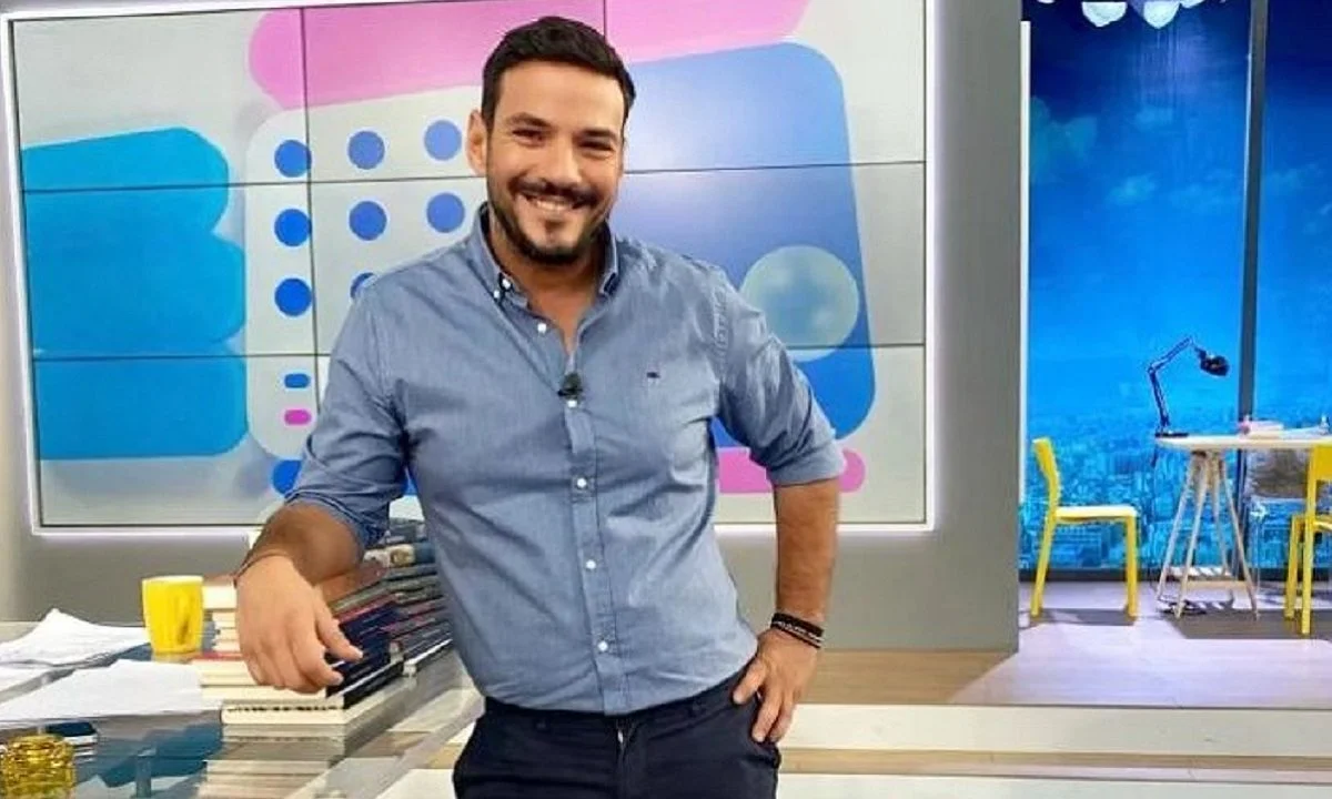 Κώστας Τσουρός: Στο OPEN αν δεν κλείσει συμφωνία ώστε να παραμείνει στο MEGA. Σε εκκρεμότητα βρίσκεται το τηλεοπτικό μέλλον του παρουσιαστή.