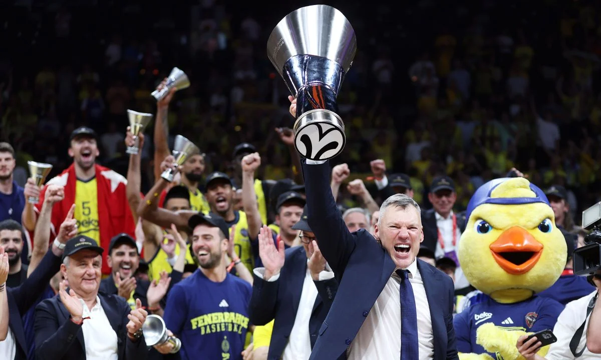 Ο Γιασικεβίτσιους κατακτά την Euroleague με τη Φενερμπαχτσέ, στη δυσκολότερη σεζόν του. Χωρίς σταρ, με τραυματισμούς και χωρίς σέντερ,