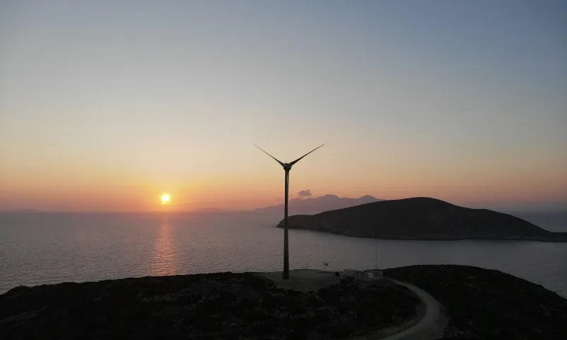 Γέμισαν την Ελλάδα ανεμογεννήτριες και φωτοβολταϊκά και δεν έχουμε χώρους αποθήκευσης της φθηνής ενέργειας - Τώρα... τρέχουν