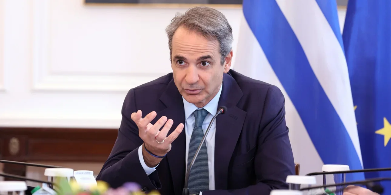Συνταγή «μπαζώματος» Τεμπών ακολούθησε ο Κυριάκος Μητσοτάκης, μιλώντας για «διαχρονικές ευθύνες» αντί να παραδεχτεί το γαλάζιο σκάνδαλο.