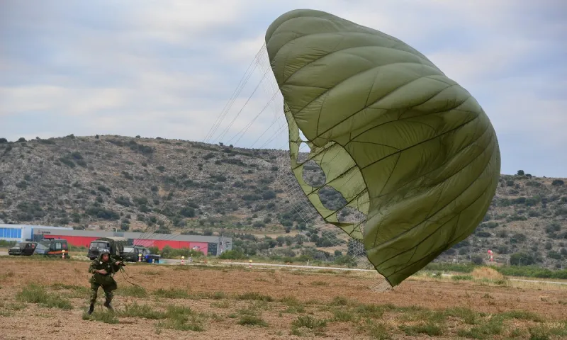 Έπεσαν 35.000 άντρες από τον ουρανό - Η μεγαλύτερη ρίψη αλεξιπτωτιστών στην ιστορία έγινε σε μάχη που έκρινε πολλά στο Β' Παγκόσμιο πόλεμο