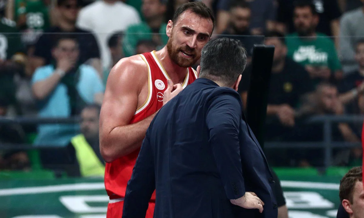 Έξαλλος στον πάγκο του Ολυμπιακού ο Νίκολα Μιλουτίνοφ. Κλώτσαγε τις διαφημιστικές ταμπέλες και γενικώς ήταν εκτός εαυτού.
