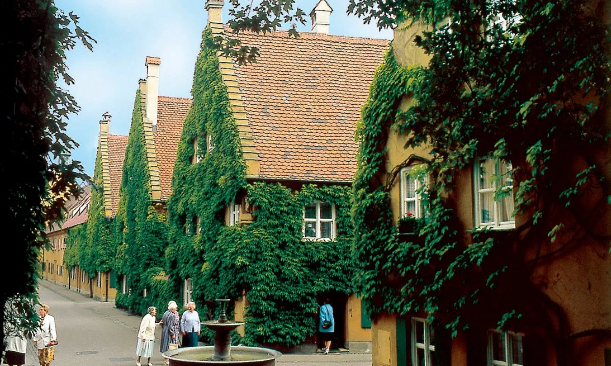 Η Fuggerei στην Άουγκσμπουργκ της Γερμανίας είναι ο παλαιότερος κοινωνικός οικισμός στον κόσμο, ενεργός από το 1516. Ενοίκιο: 0,88 ευρώ.