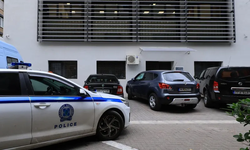 Υπάρχουν 4 σημαντικοί λόγοι που στη Γαλλία οι αστυνομικοί με πολιτικά φορούν περιβραχιόνια