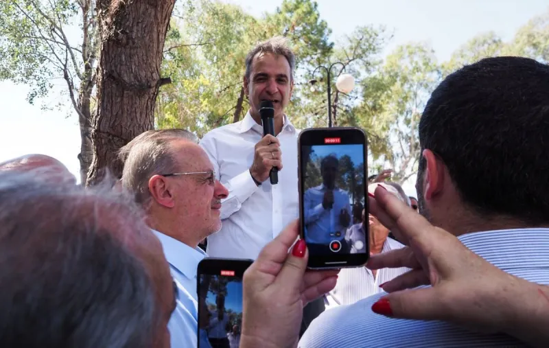 Κυριάκος Μητσοτάκης: 2 ολόκληρα χρόνια μετά τον «Daniel» πήγε στη Θεσσαλία να δώσει συγχαρητήρια στον εαυτό του για… υπογραφές έργων