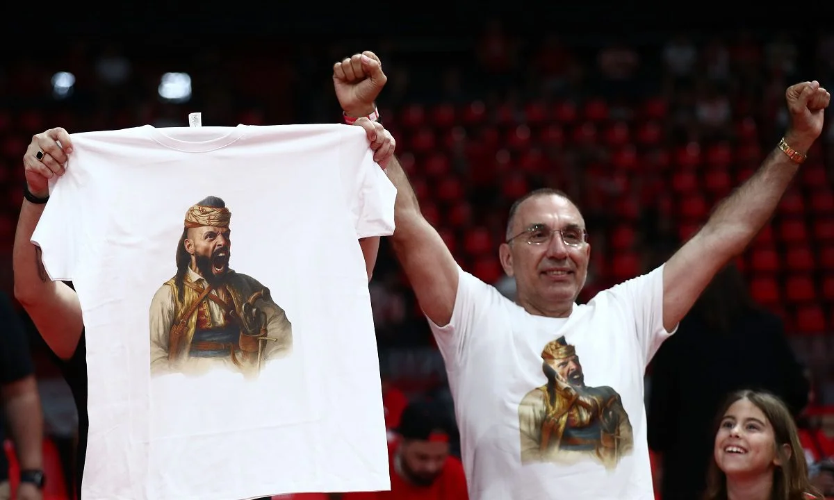 Ο Ολυμπιακός θέλει να πανηγυρίσει το πρωτάθλημα, οι οπαδοί του έχουν βγάλει μπλουζάκι Κολκοτρώνη με Φουρνιέ