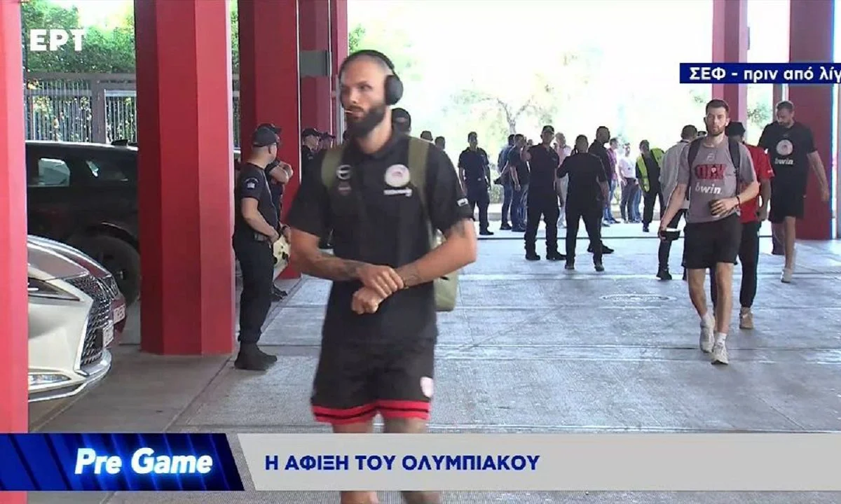 Ολυμπιακός - Παναθηναϊκός: Η άφιξη των ερυθρόλευκων - Με ακουστικά στα αυτά ο ΕΦουρνιέ, καθώς άκουγε μουσική. Δείτε το βίντεο.