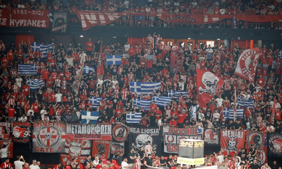 Ολυμπιακός - Παναθηναϊκός Με Ελληνικές σημαίες και με μπλουζάκια Κολοκοτρώνη απαντούν στον Αταμάν οι οπαδοί των ερυθρόλευκων.