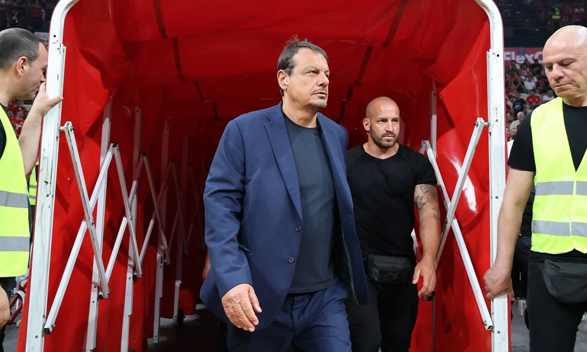 Με ακουστικά εμφανίστηκε στο ΣΕΦ και μέχρι το τζάμπολ ο προπονητής του Παναθηναϊκού Εργκίν Αταμάν! Για να μην ακούει τα συνθήματα;