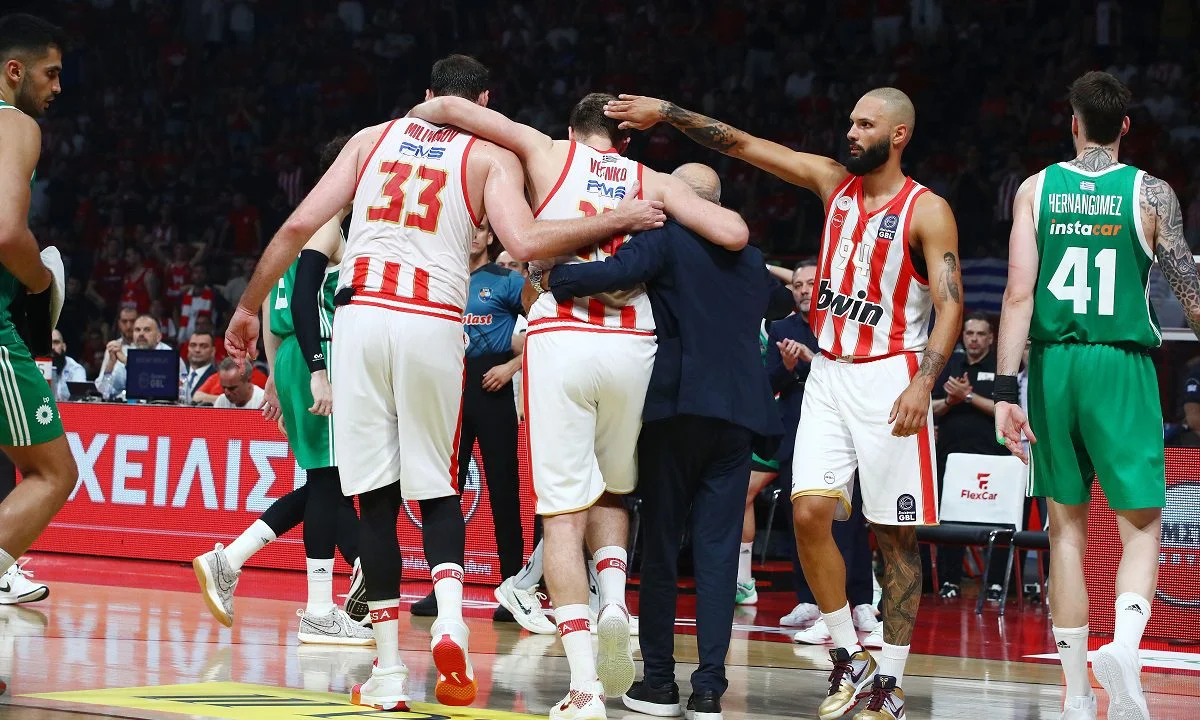 Χωρίς τον Σάα Βεζένκοφ είναι πολύ πιθανό να συνεχίσει στον 4ο τελικό ο Ολυμπιακός, καθώς λίγο πριν το ημίχρονο αποχώρησε υποβασταζόμενος!